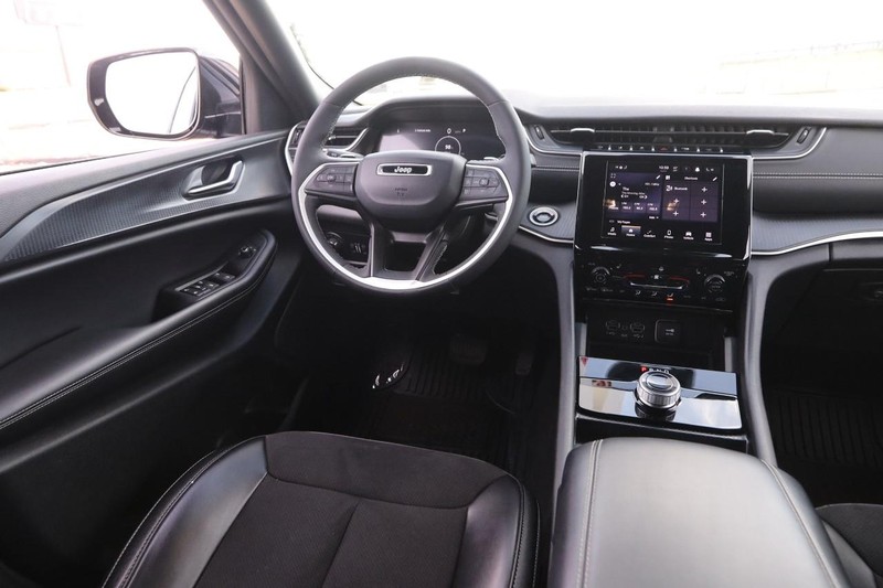 Jeep Grand Cherokee L Vehicle Full-screen Gallery Image 22