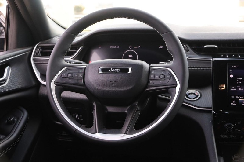 Jeep Grand Cherokee L Vehicle Full-screen Gallery Image 23