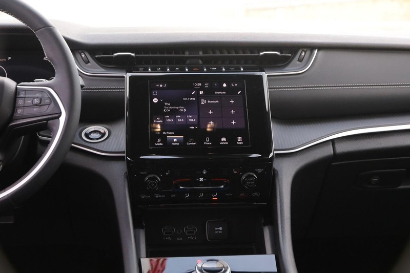 Jeep Grand Cherokee L Vehicle Full-screen Gallery Image 24