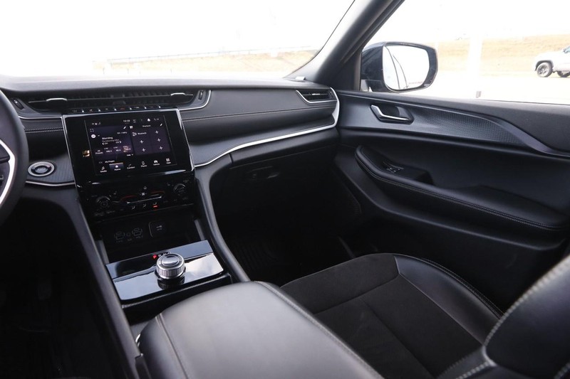 Jeep Grand Cherokee L Vehicle Full-screen Gallery Image 25