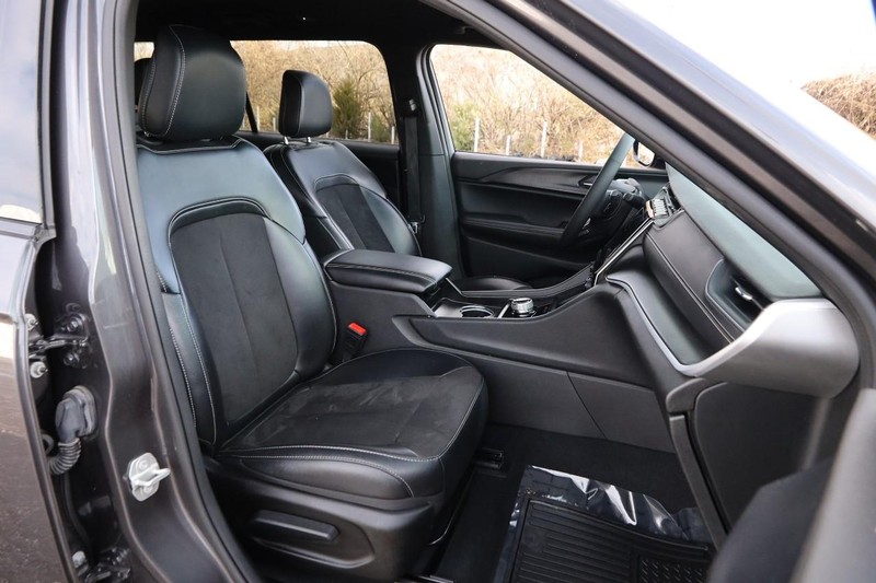 Jeep Grand Cherokee L Vehicle Image 26