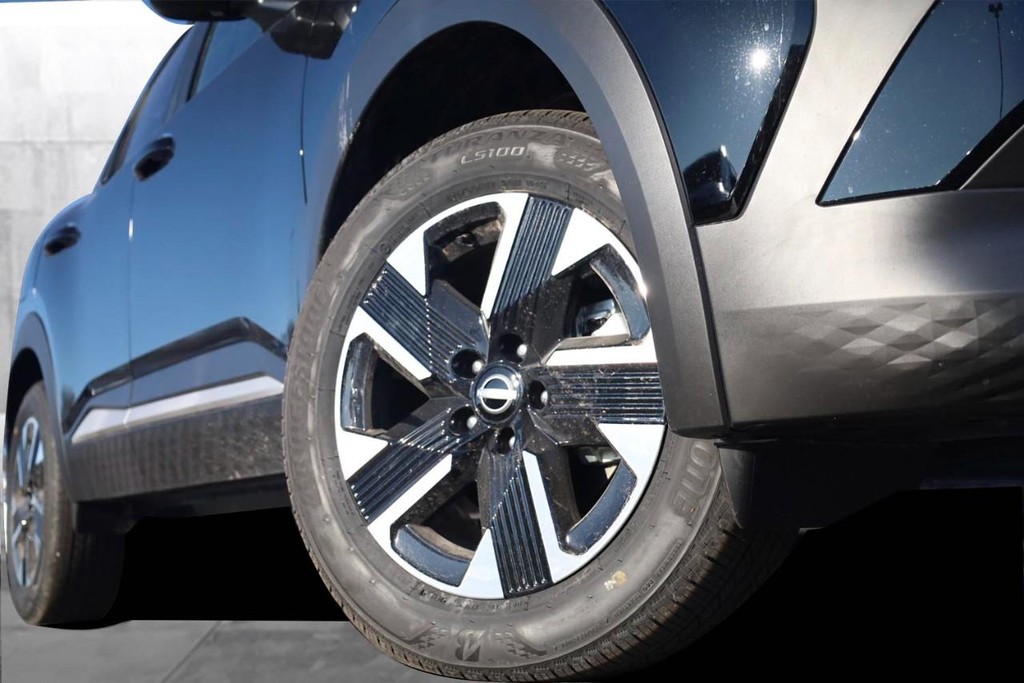 Nissan Kicks Vehicle Image 03