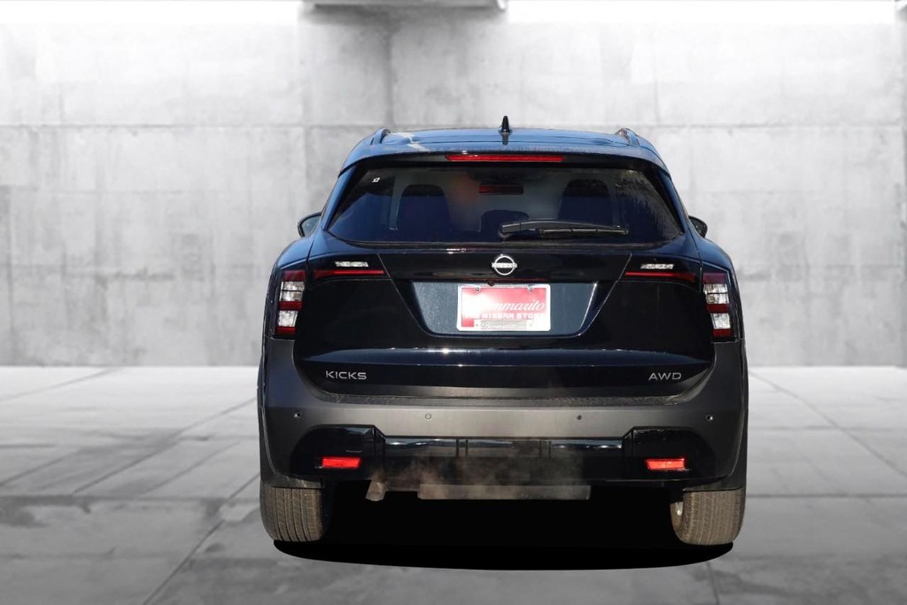 Nissan Kicks Vehicle Image 06