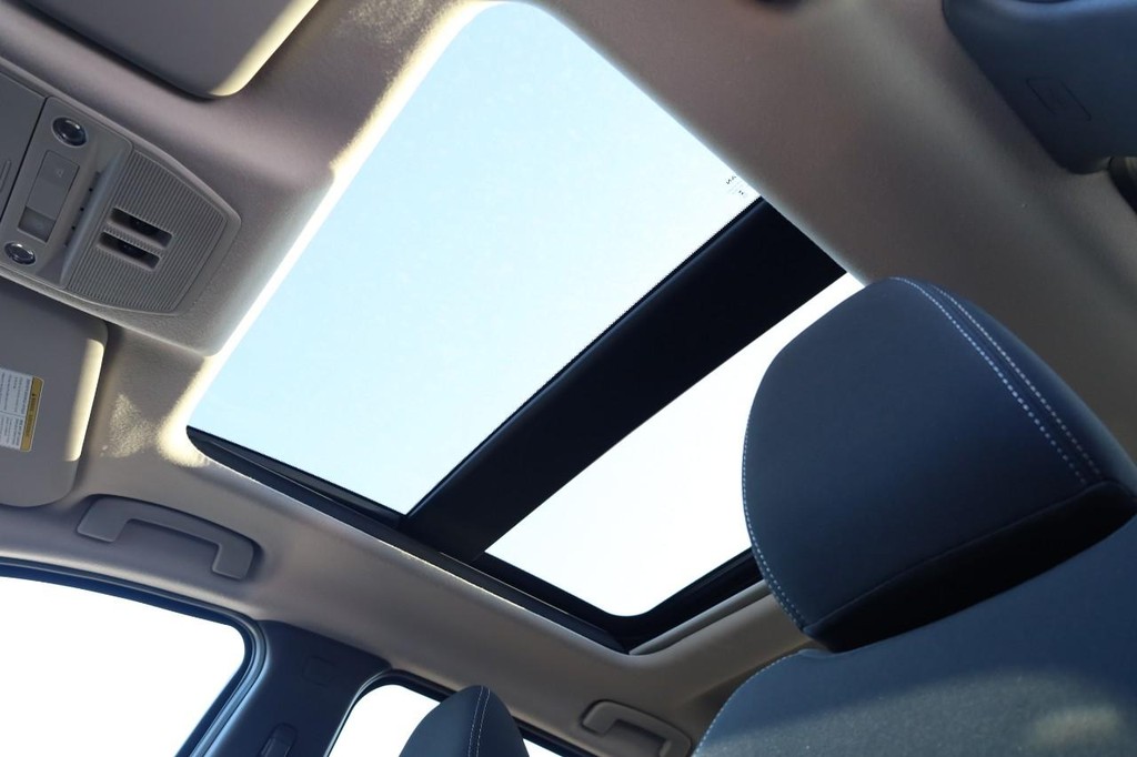 Nissan Kicks Vehicle Image 08