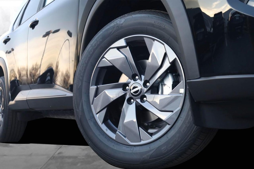 Nissan Rogue Vehicle Image 03