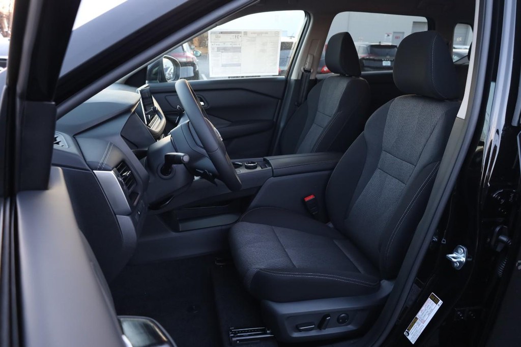 Nissan Rogue Vehicle Image 08