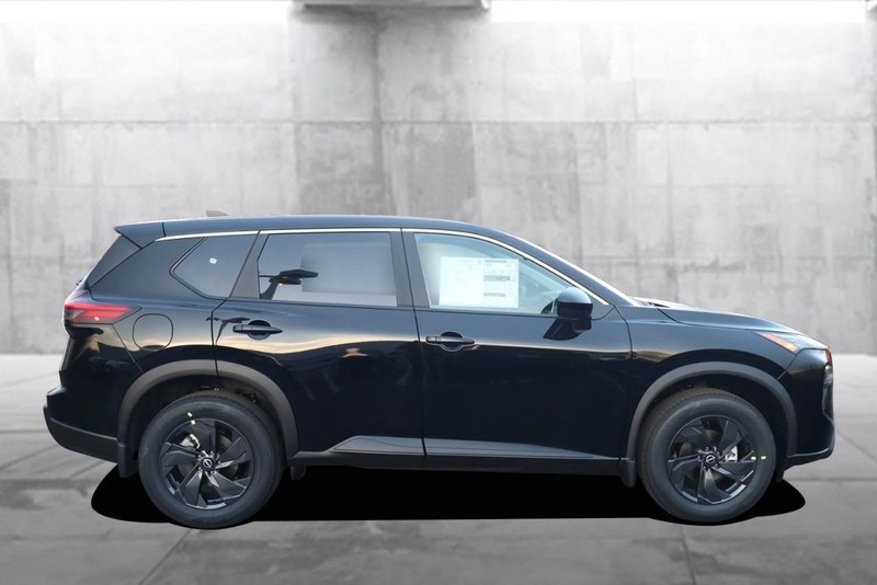 Nissan Rogue Vehicle Image 05