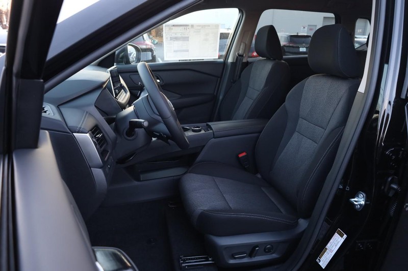 Nissan Rogue Vehicle Image 08