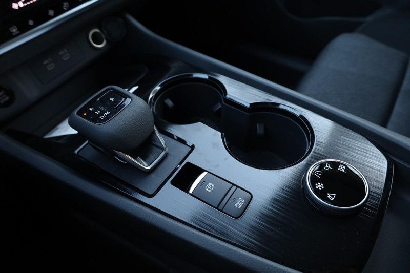 Nissan Rogue Vehicle Image 15