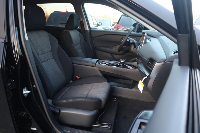 Nissan Rogue Vehicle Image 24