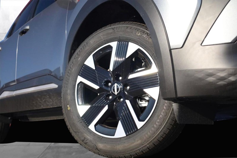 Nissan Kicks Vehicle Image 03