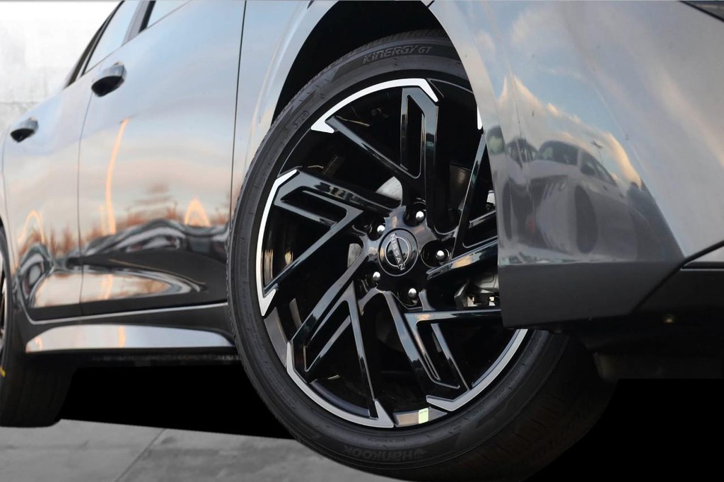 Nissan Sentra Vehicle Image 03