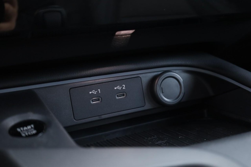 Nissan Sentra Vehicle Image 15