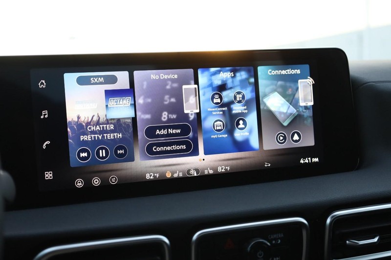 Nissan Sentra Vehicle Image 11