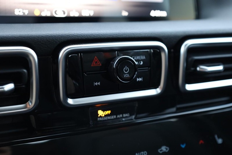 Nissan Sentra Vehicle Image 13