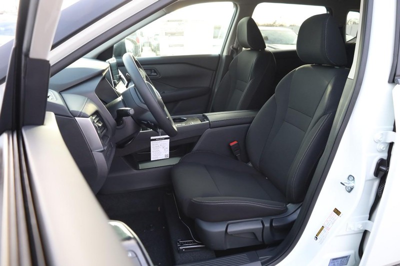 Nissan Rogue Vehicle Image 08