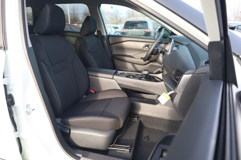 Nissan Rogue Vehicle Image 23