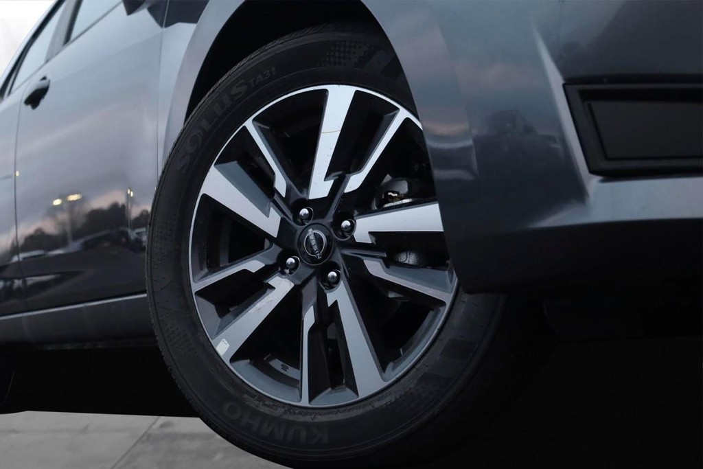 Nissan Versa Vehicle Image 03