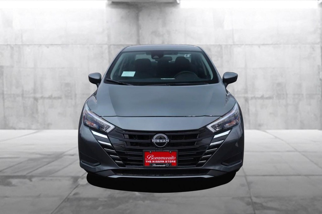 Nissan Versa Vehicle Image 04