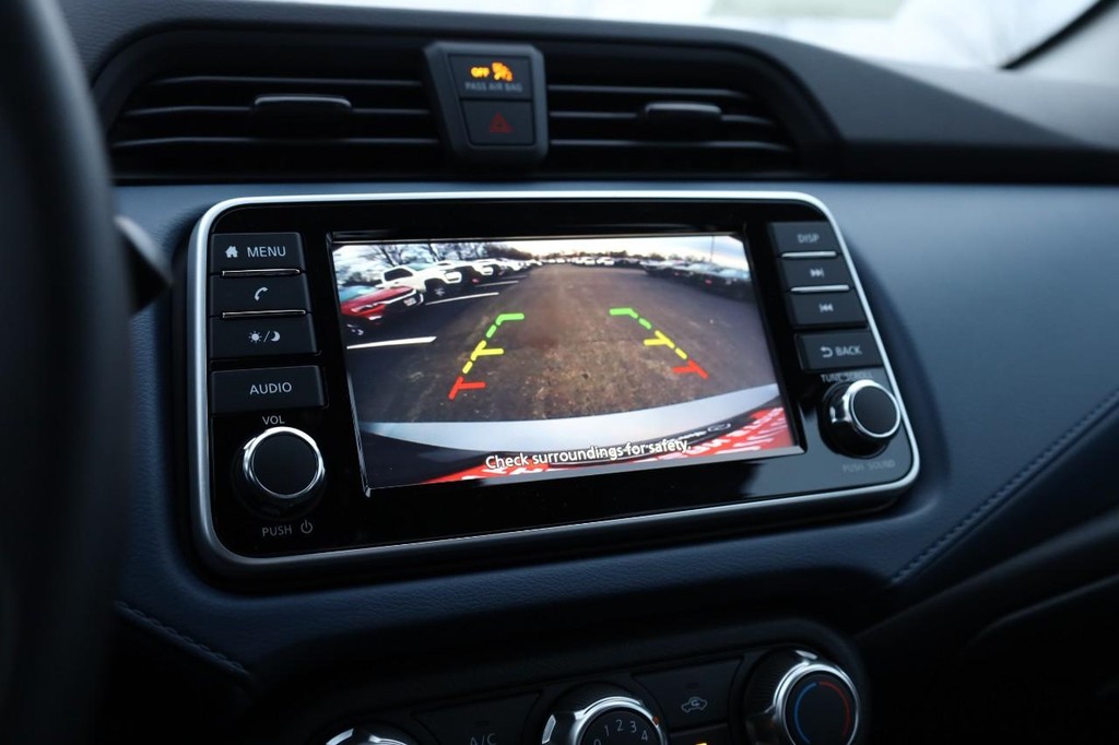 Nissan Versa Vehicle Image 12