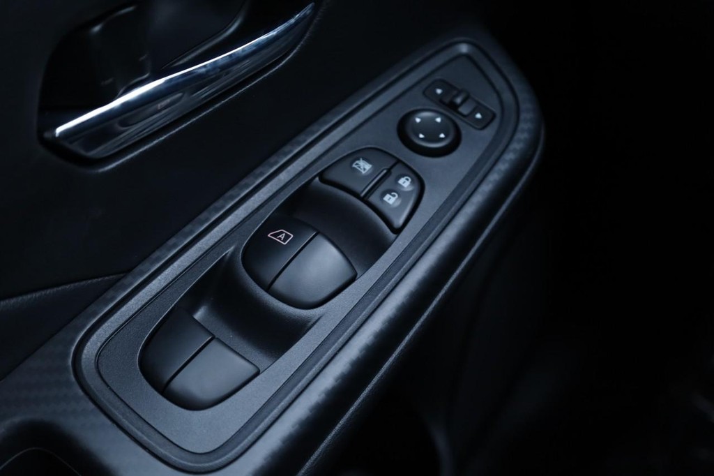 Nissan Versa Vehicle Image 17