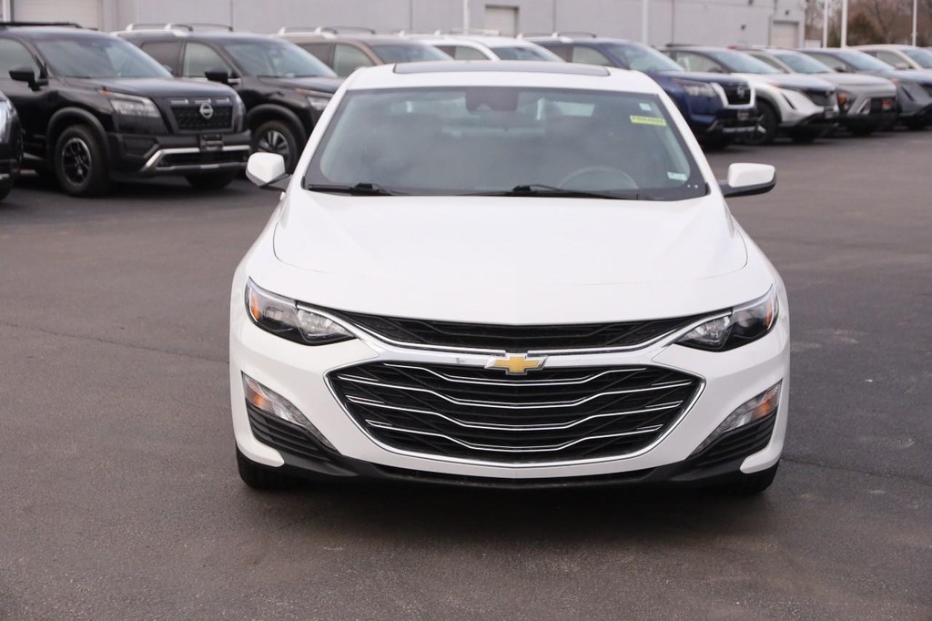 Chevrolet Malibu Vehicle Full-screen Gallery Image 4