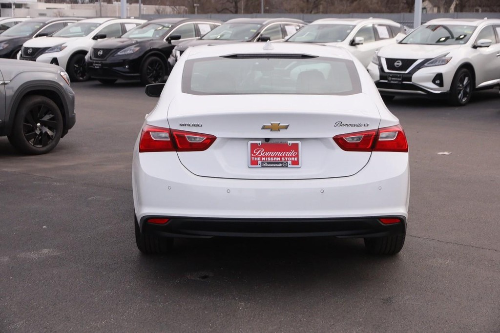 Chevrolet Malibu Vehicle Full-screen Gallery Image 6
