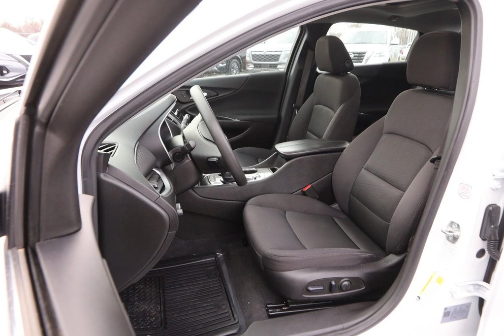 Chevrolet Malibu Vehicle Full-screen Gallery Image 9