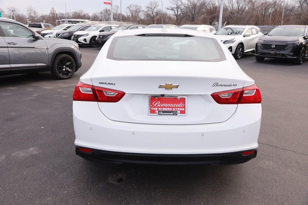 Chevrolet Malibu Vehicle Full-screen Gallery Image 16