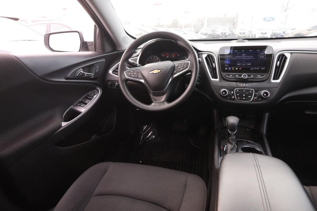 Chevrolet Malibu Vehicle Full-screen Gallery Image 28