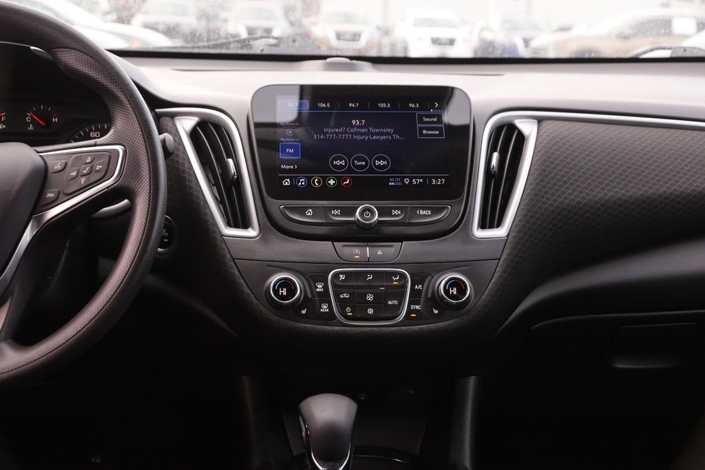 Chevrolet Malibu Vehicle Full-screen Gallery Image 30