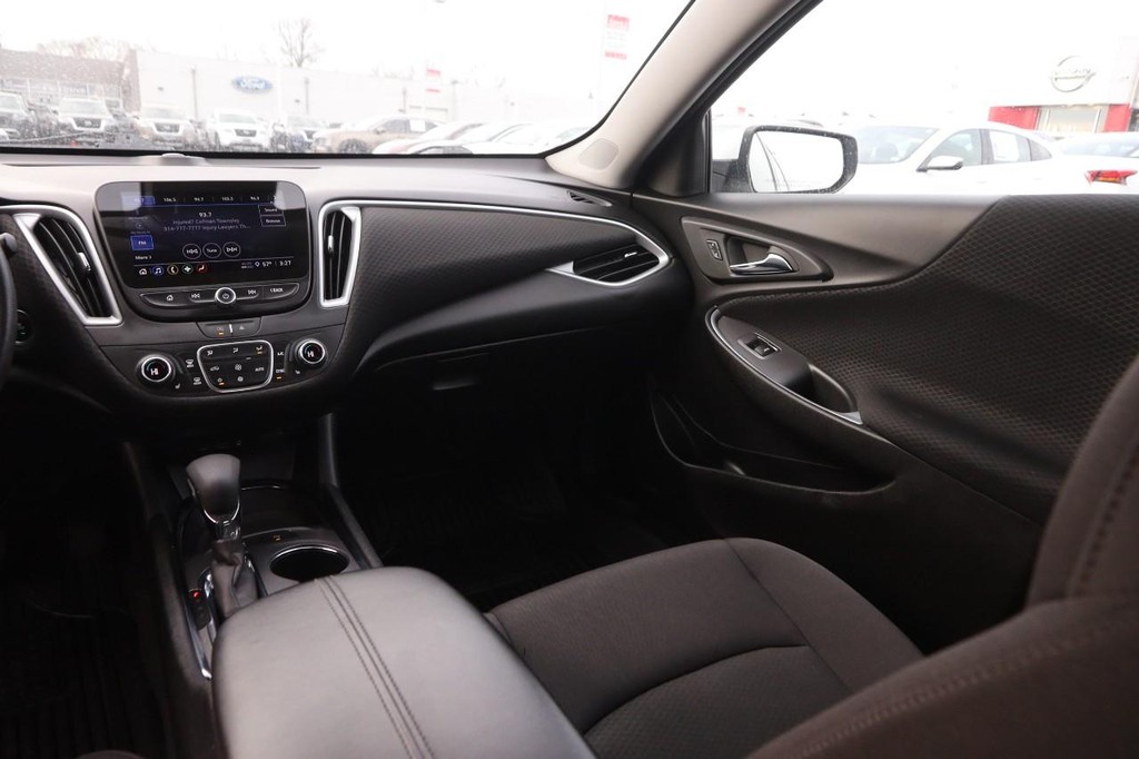 Chevrolet Malibu Vehicle Full-screen Gallery Image 31