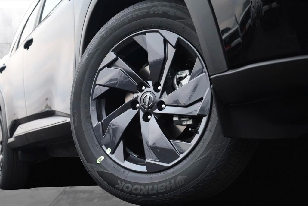 Nissan Rogue Vehicle Image 03