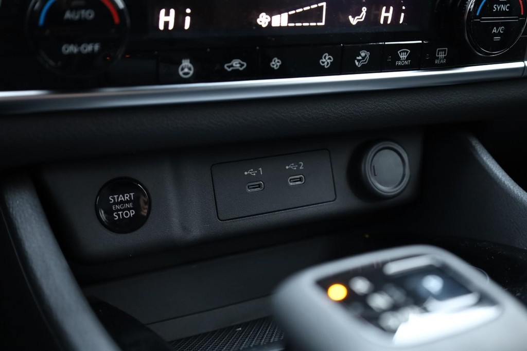 Nissan Rogue Vehicle Image 14