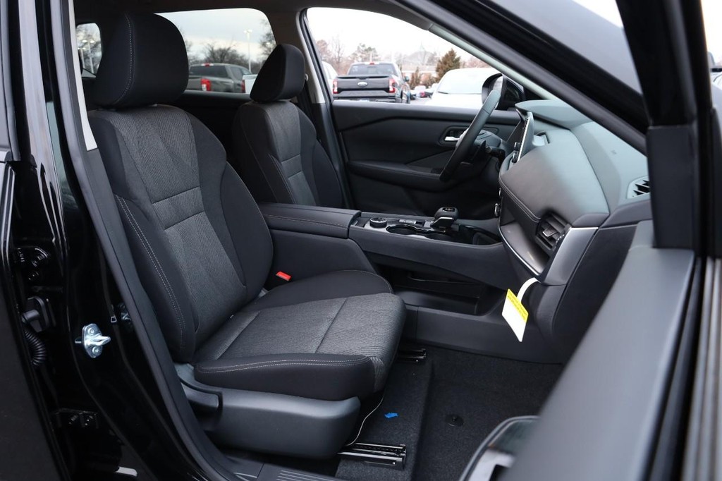 Nissan Rogue Vehicle Image 24