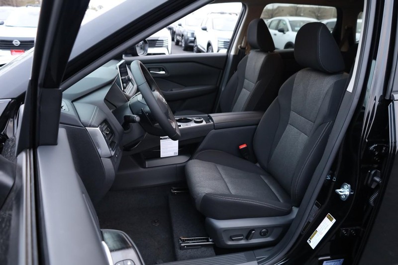 Nissan Rogue Vehicle Image 08