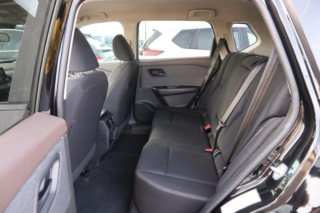 Nissan Rogue Vehicle Image 09