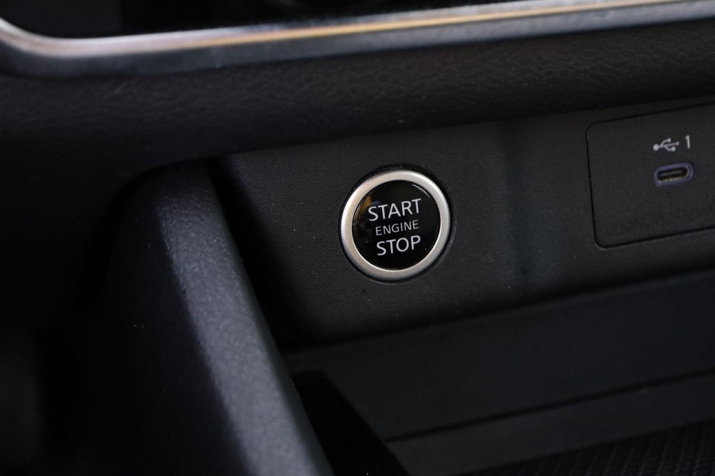 Nissan Rogue Vehicle Image 14