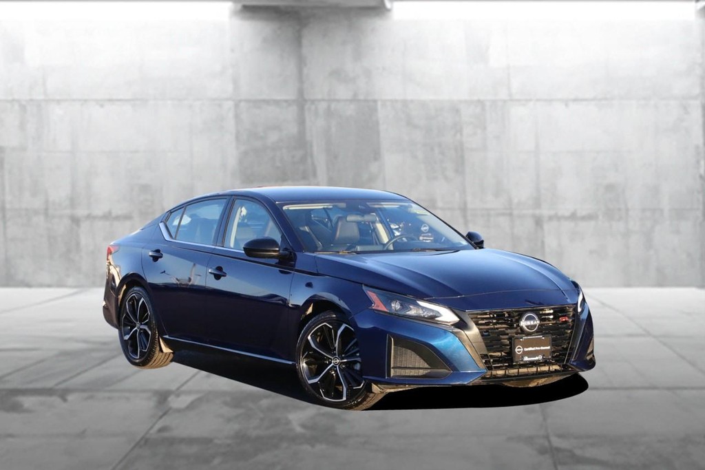 Nissan Altima Vehicle Image 02