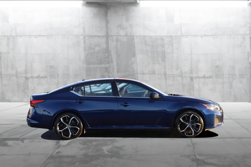 Nissan Altima Vehicle Image 05