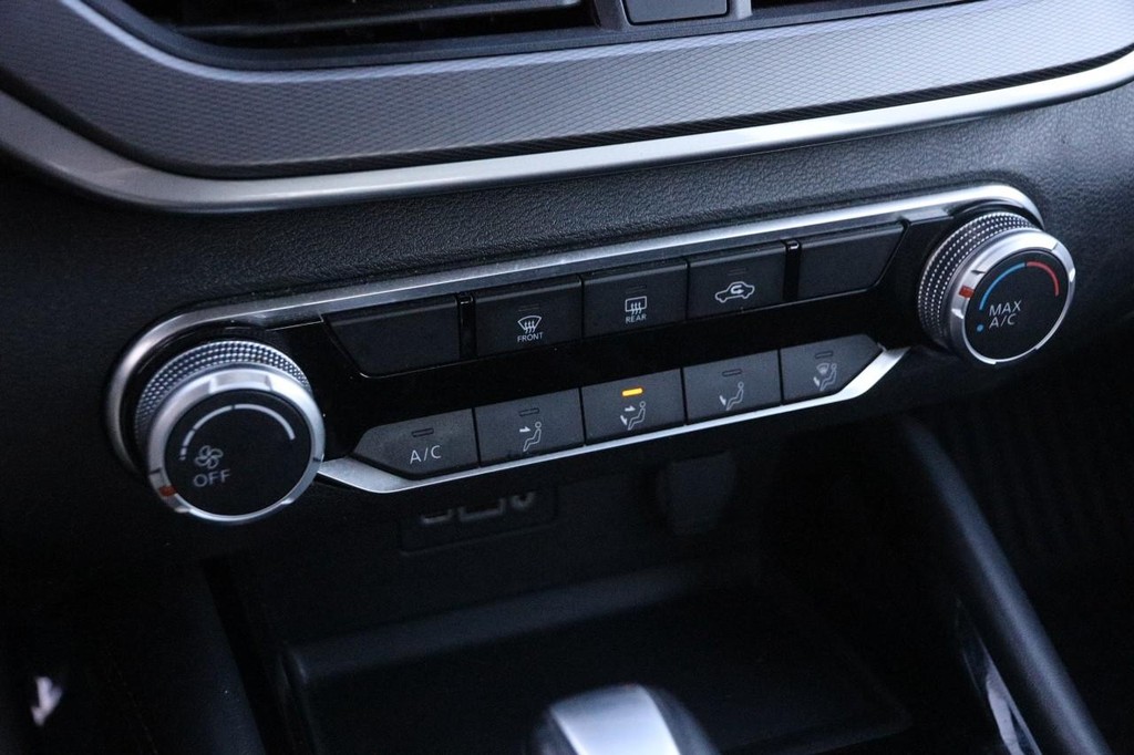 Nissan Altima Vehicle Image 16