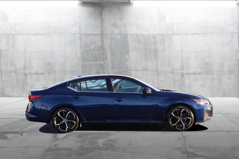 Nissan Altima Vehicle Image 05