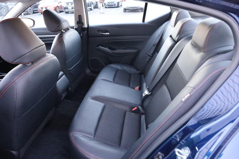 Nissan Altima Vehicle Image 09