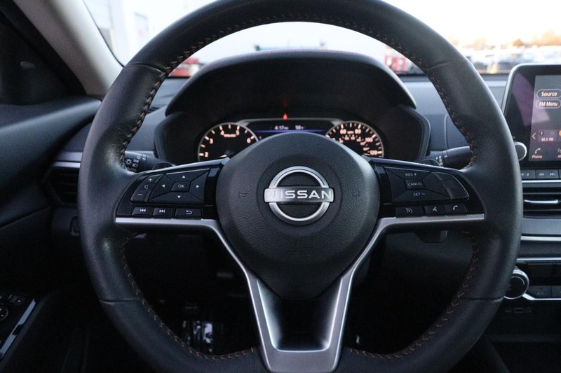 Nissan Altima Vehicle Image 10