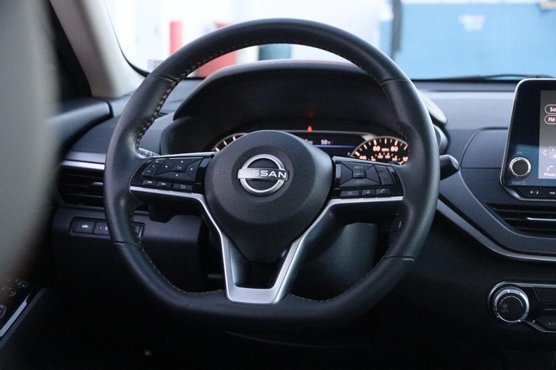 Nissan Altima Vehicle Image 21