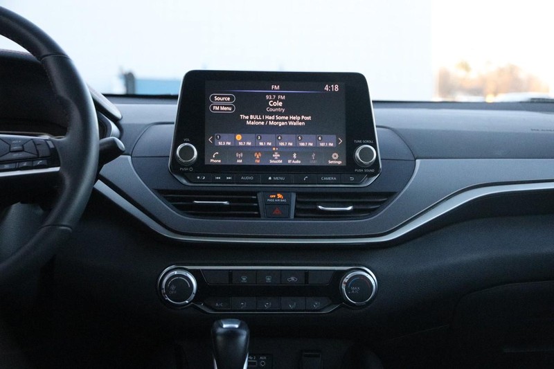 Nissan Altima Vehicle Image 22