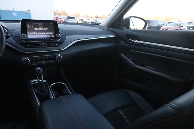 Nissan Altima Vehicle Image 23