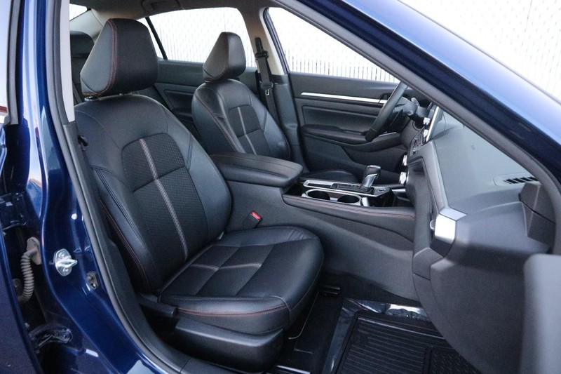Nissan Altima Vehicle Image 24