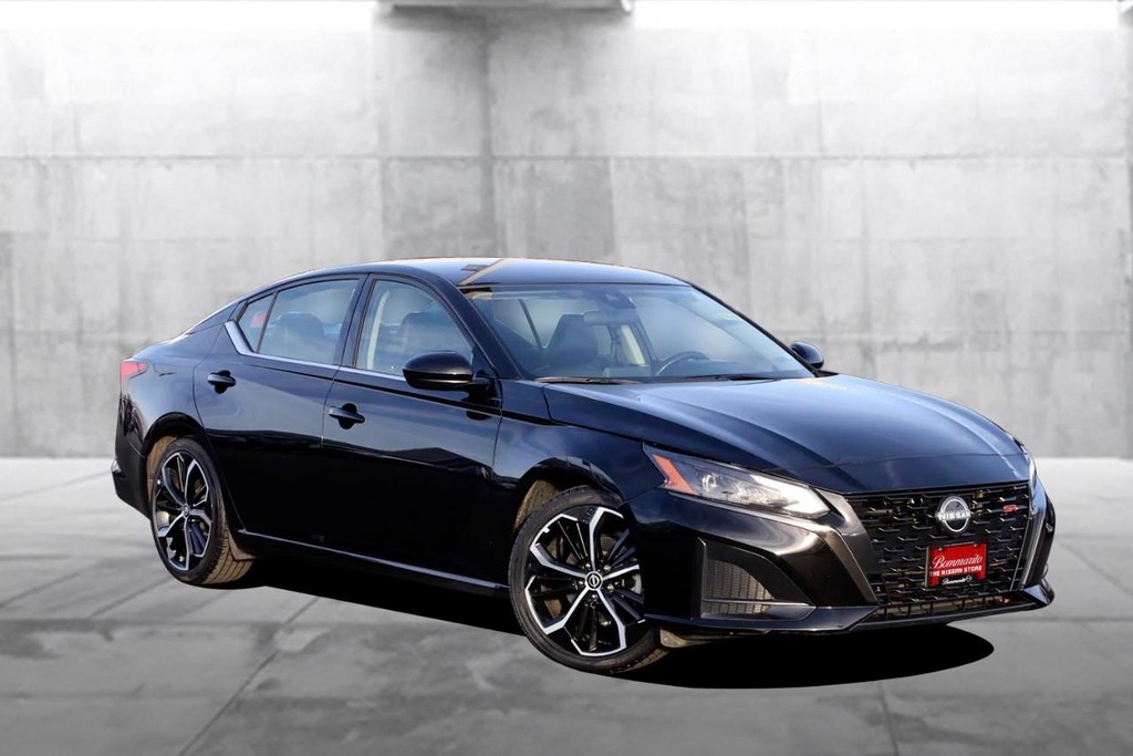 Nissan Altima Vehicle Image 02