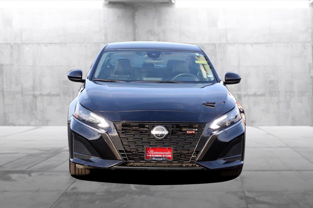 Nissan Altima Vehicle Image 04